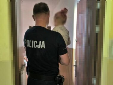 Bosa dwulatka spacerowała sama po mieście Radlin bosa dwulatka