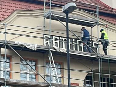 Kontrowersje wokół napisu Rathaus na ratuszu w Mikulczycach "Rathaus" w Zabrzu wzbudził kontrowersje wśród internautów