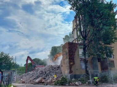 Trwa rozbiórka opuszczonego bloku przy Siemianowickiej Rozbiórka bloku przy ul. Siemianowickiej 107b