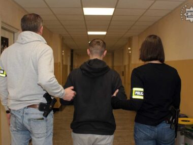 20-latek w furii napadł na sklep i znieważał służby Rozbojnik