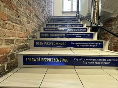 Komisariat Policji V wziął udział w akcji "Schody dla życia" Schody pierwsza pomoc prof