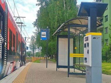 Pierwsze solarne automaty włączone do systemu Transport GZM Solarny automat biletowy na przystanku stroszek targowisko