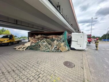 Ciężarówka leży na jezdni przy A1 w Piekarach Śląskich Ciężarówka przewróciła się na rondzie w Piekarach Śląskich