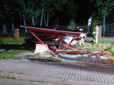 Zdemolowany przystanek, próba staranowania pojazdu Kolizja w Świerklańcu