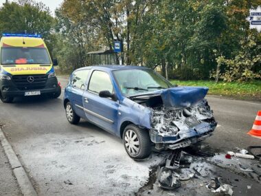 Pożar samochodu na drodze i zderzenie z barierkami Pożar samochodu w Świerklańcu