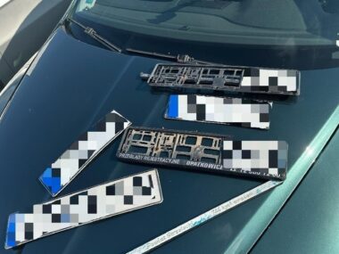 Pirat drogowy i złodziej próbował przekupić policjantów Tablice rejestracyjne Sosnowiec