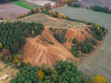 Hałda popłuczkowa w Tarnowskich Górach w kolorach jesieni Krajobraz pogórniczy Tarnowskich Gór i Bytomia
