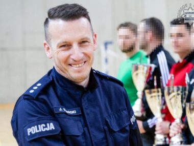 Policjant z Radzionkowa uratował roczne dziecko Tarnowskie gory radzionkow policjant uratowal dziecko
