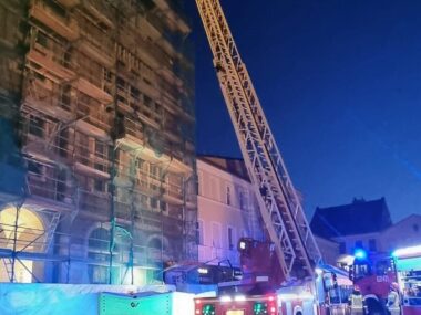 Służby ściągały z ratusza nietrzeźwego mężczyznę Tarnowskie gory rynek rusztowanie