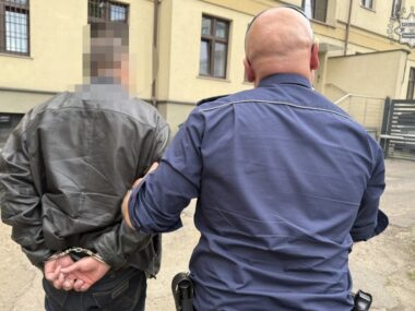 Zatrzymany mężczyzna robiący zdjęcia dzieciom Tarnowskie gory zatrzymanie
