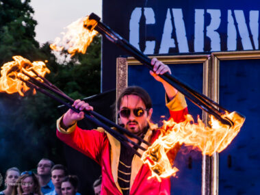 Sierpień ze sceną w Parku Miejskim w Tarnowskich Górach Teatralne parkowanie sztukmistrze szafa show fot archiwum teatru