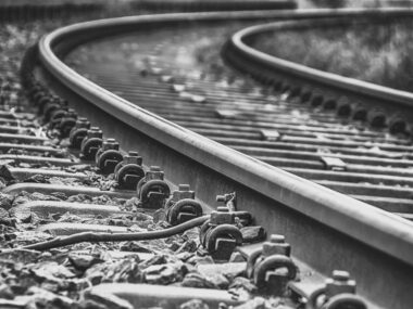 Pociąg Intercity potracił śmiertelnie mężczyznę na torowisku Tory kolejowe