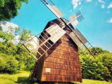 Chorzowski skansen inwestuje, by wszystko było po staremu Wiatrak z Grzawy skansen