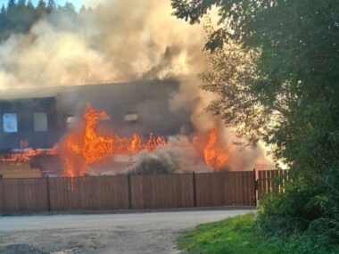 Pożar pensjonatu w Wiśle. Akcja gaśnicza trwała kilka godzin Pożar pensjonatu w Wiśle. Akcja gaśnicza trwała kilka godzin