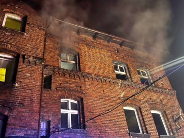 Nocny pożar w Zabrzu. Dwie osoby wyniesione przez strażaków Nocny pożar w Zabrzu. Strażacy wynieśli dwie osoby z płonącego mieszkania