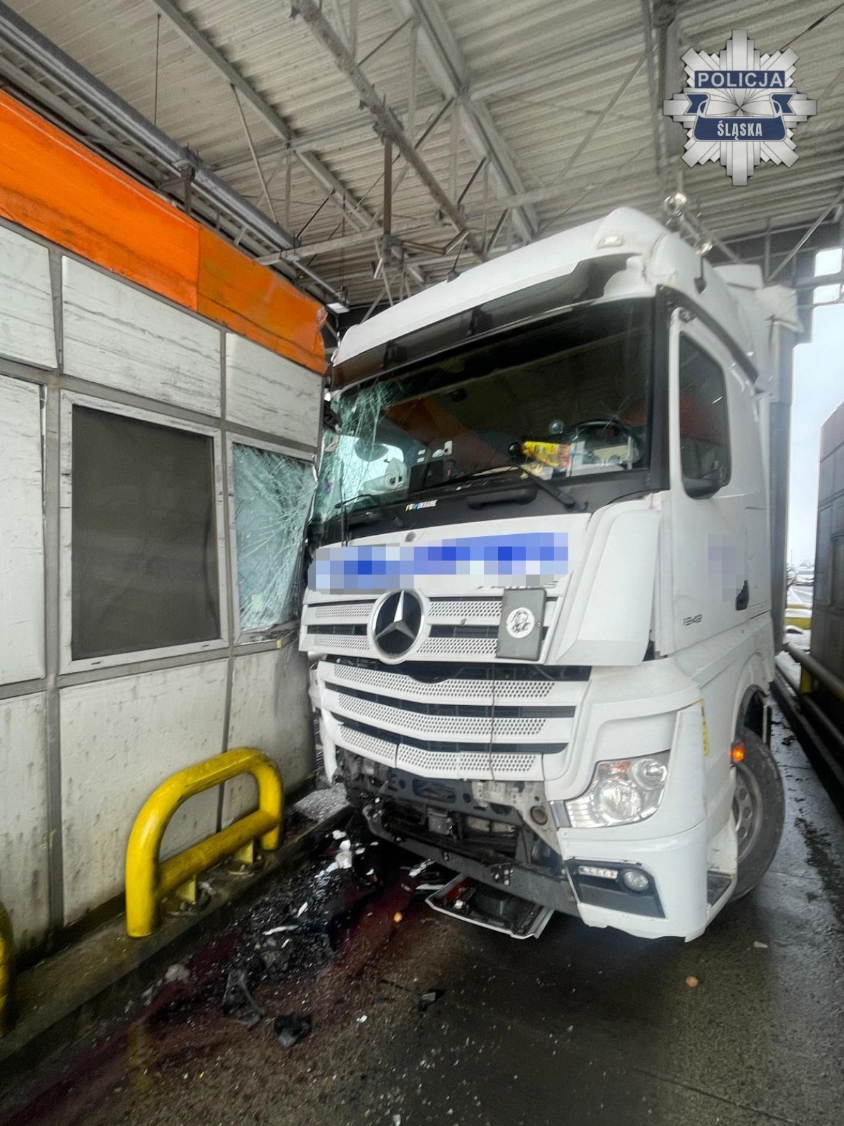 A4 ciezarowka staranowala bramki 1