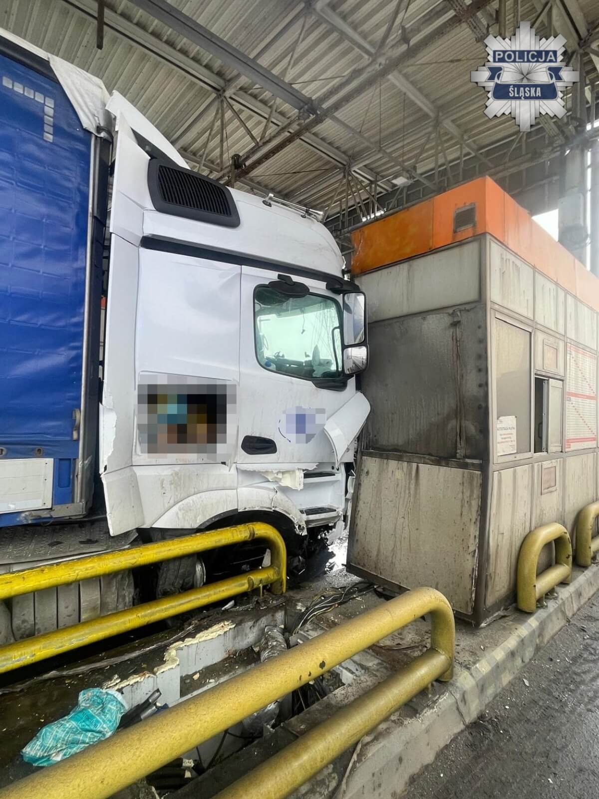 A4 ciezarowka staranowala bramki 2