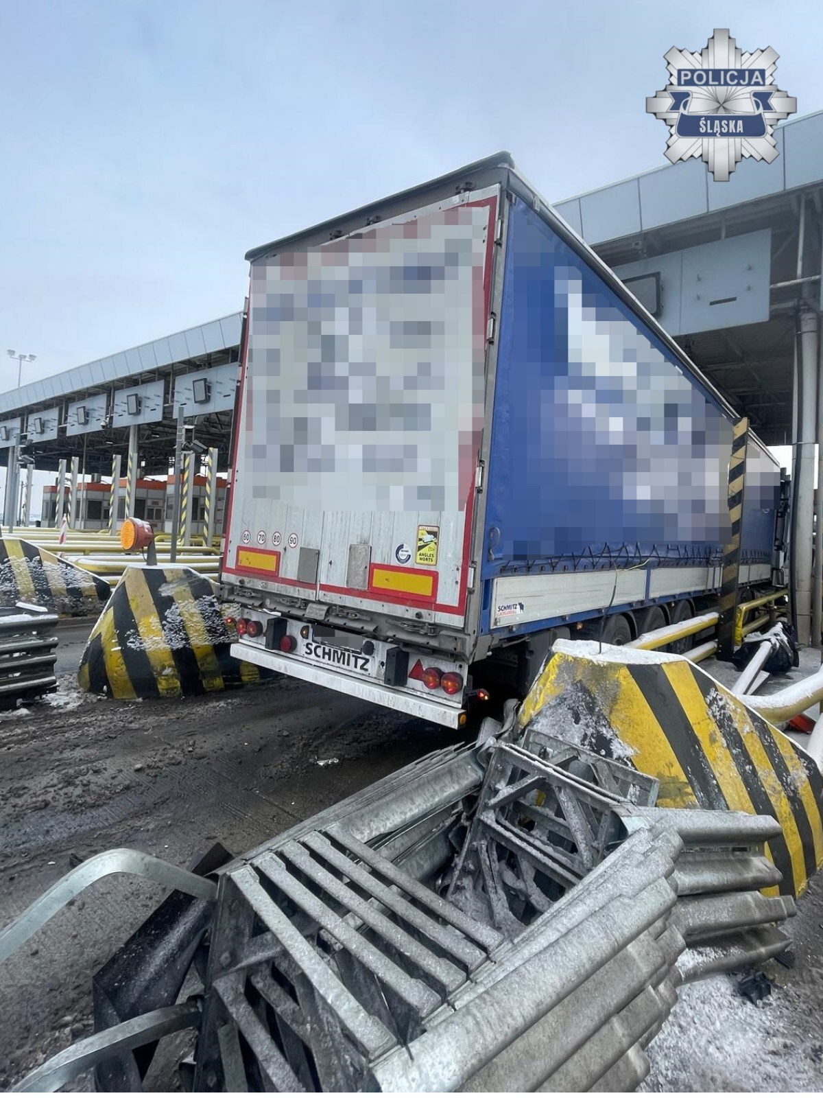 A4 ciezarowka staranowala bramki 3