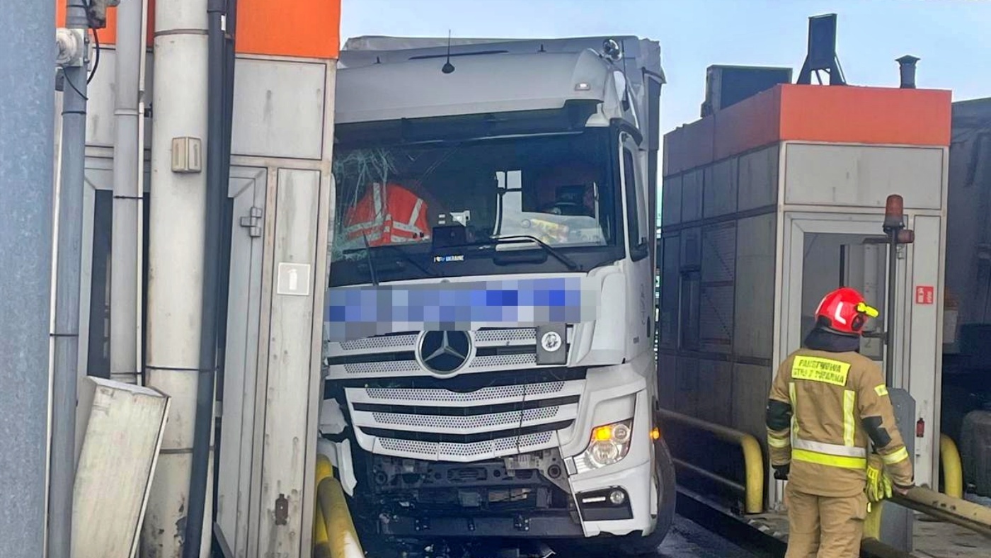 Ciężarówka staranowała bramki na autostradzie A4