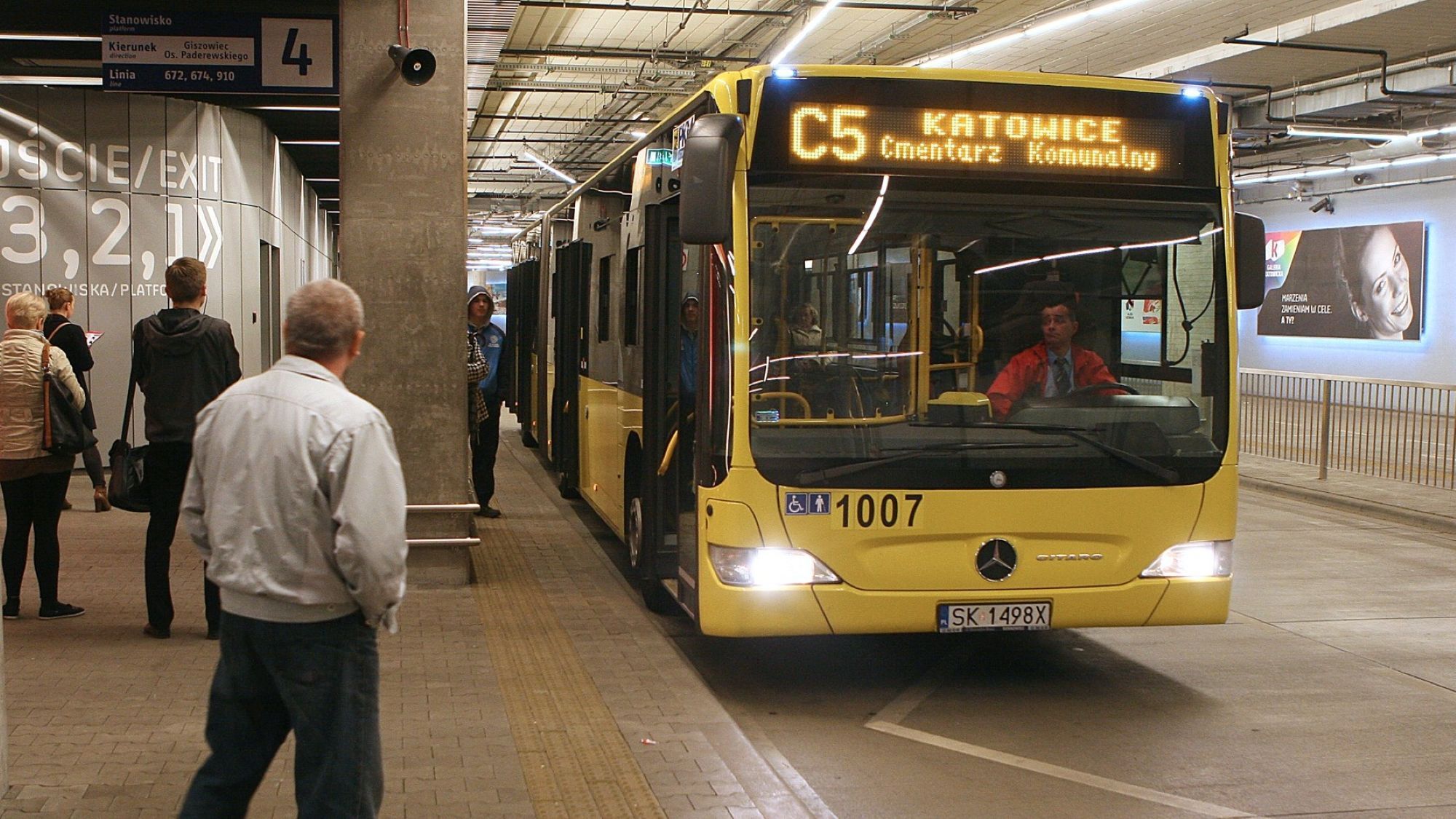 Bezpłatna linia autobusowa na cmentarz komunalny w Katowicach już w weekend 24-25 października. Jak będzie jeździć też 31.10 i 1.11?