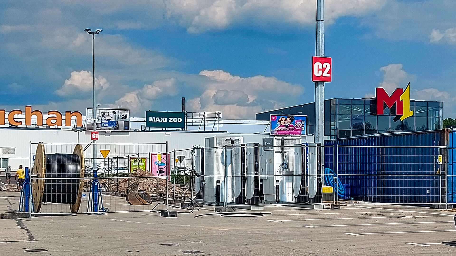 Budowa stacji ładowania Tesla Supercharger w Bytomiu