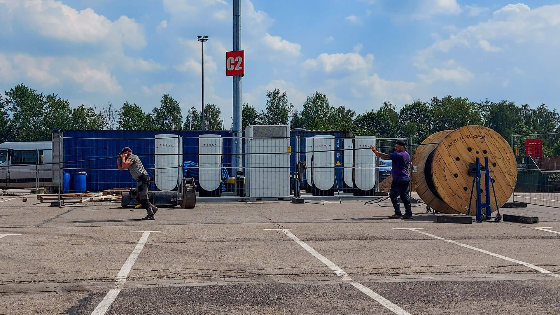 Budowa stacji ładowania Tesla Supercharger w Bytomiu