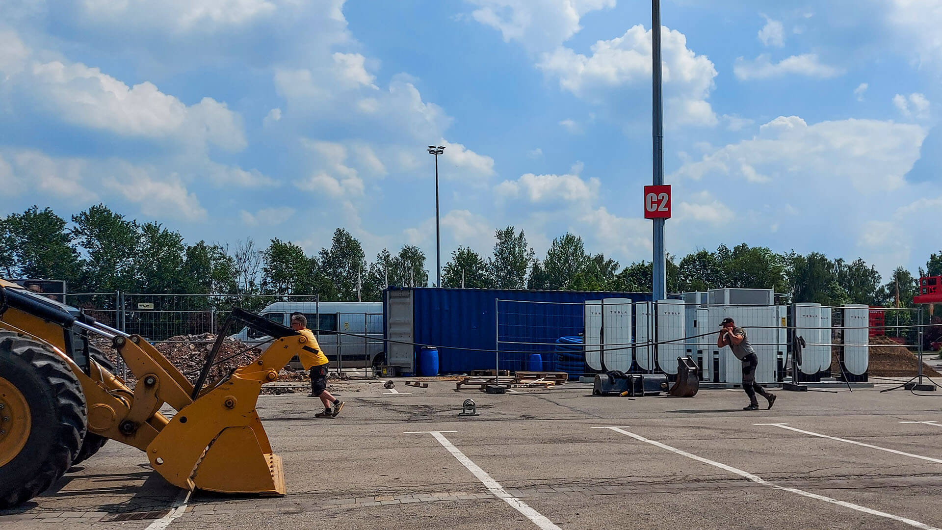 Budowa stacji ładowania Tesla Supercharger w Bytomiu