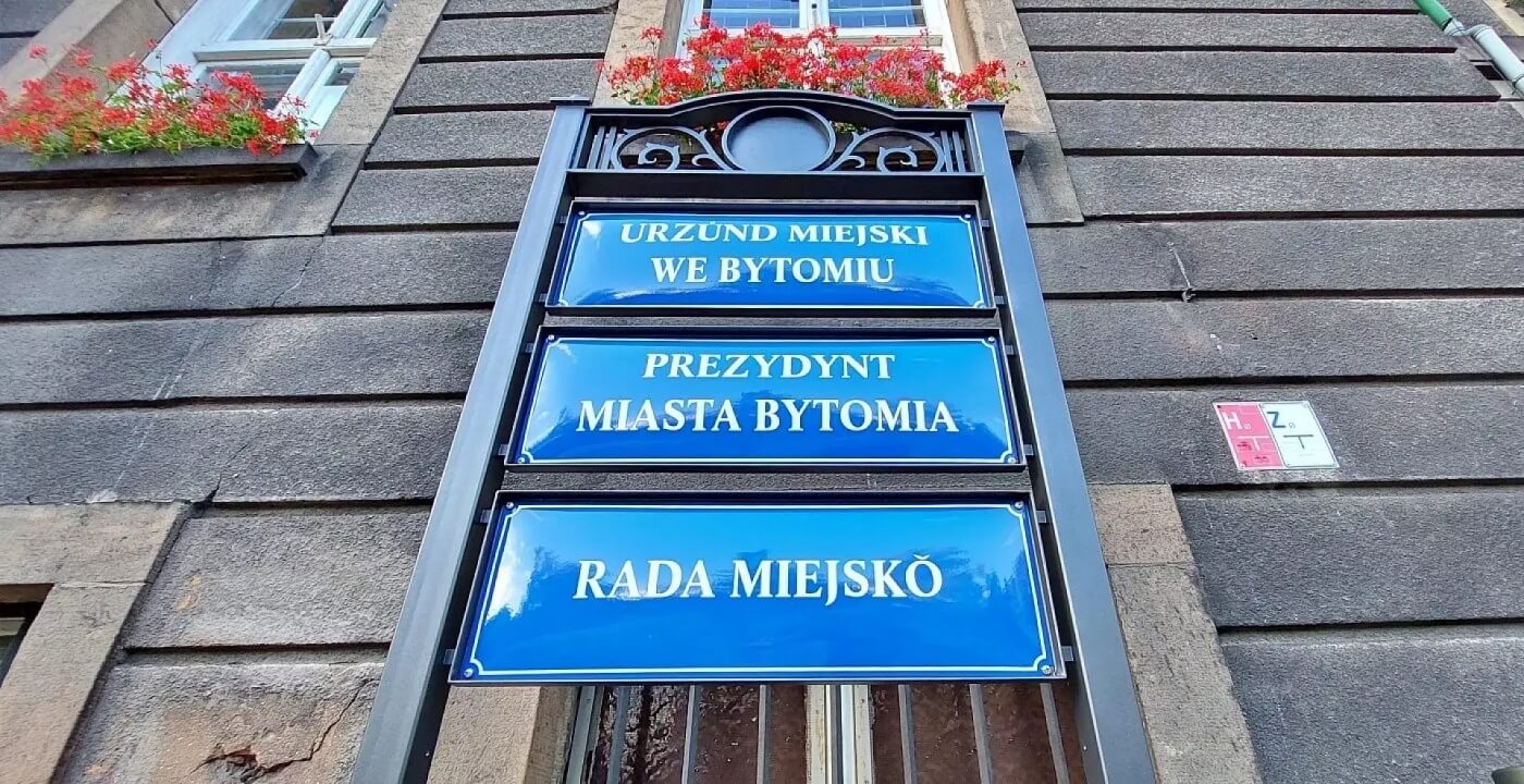 Tablice w języku śląskim przed Urzędem Miejskim w Bytomiu