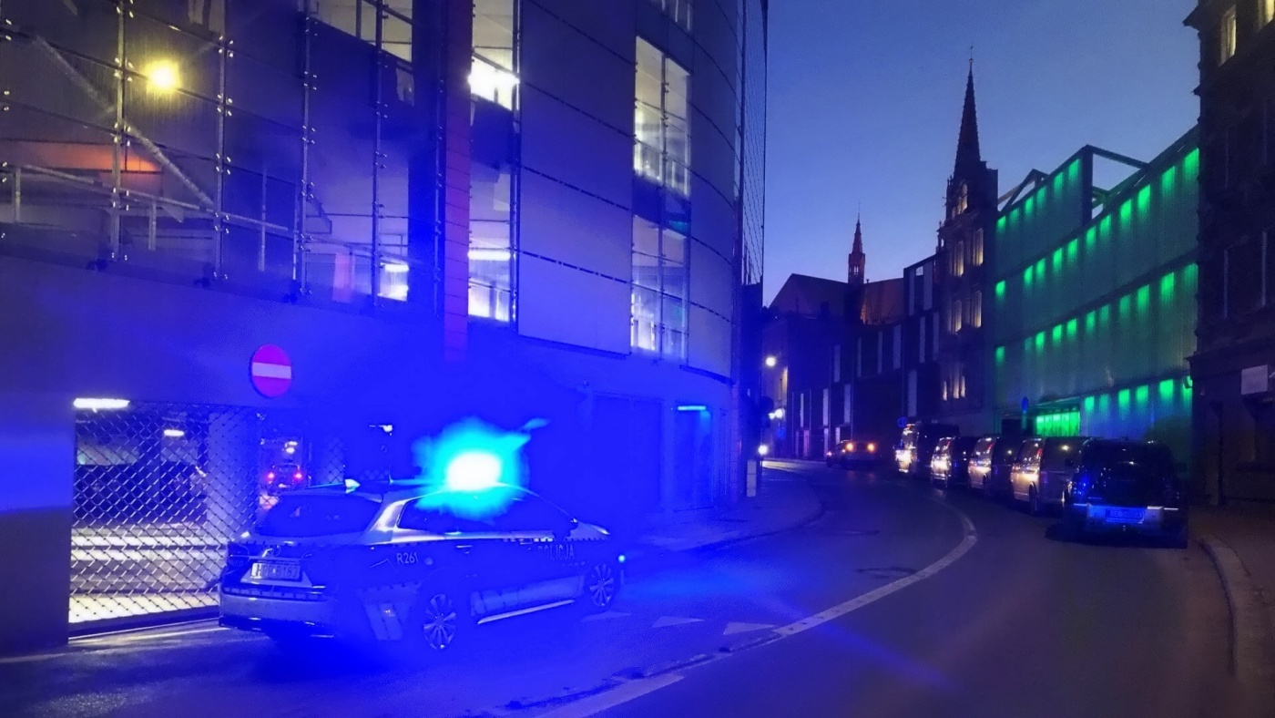 Zaatakował policjantów szablami. Padły strzały i mężczyzna zmarł w szpitalu