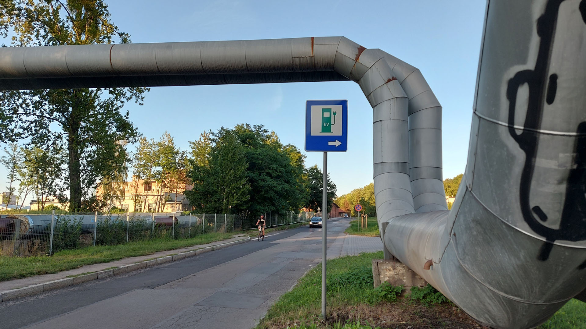 Potężne rury znikną z krajobrazu Rozbarku. PEC Bytom zakopie ciepłociąg pod ziemią przy ul. Kilara