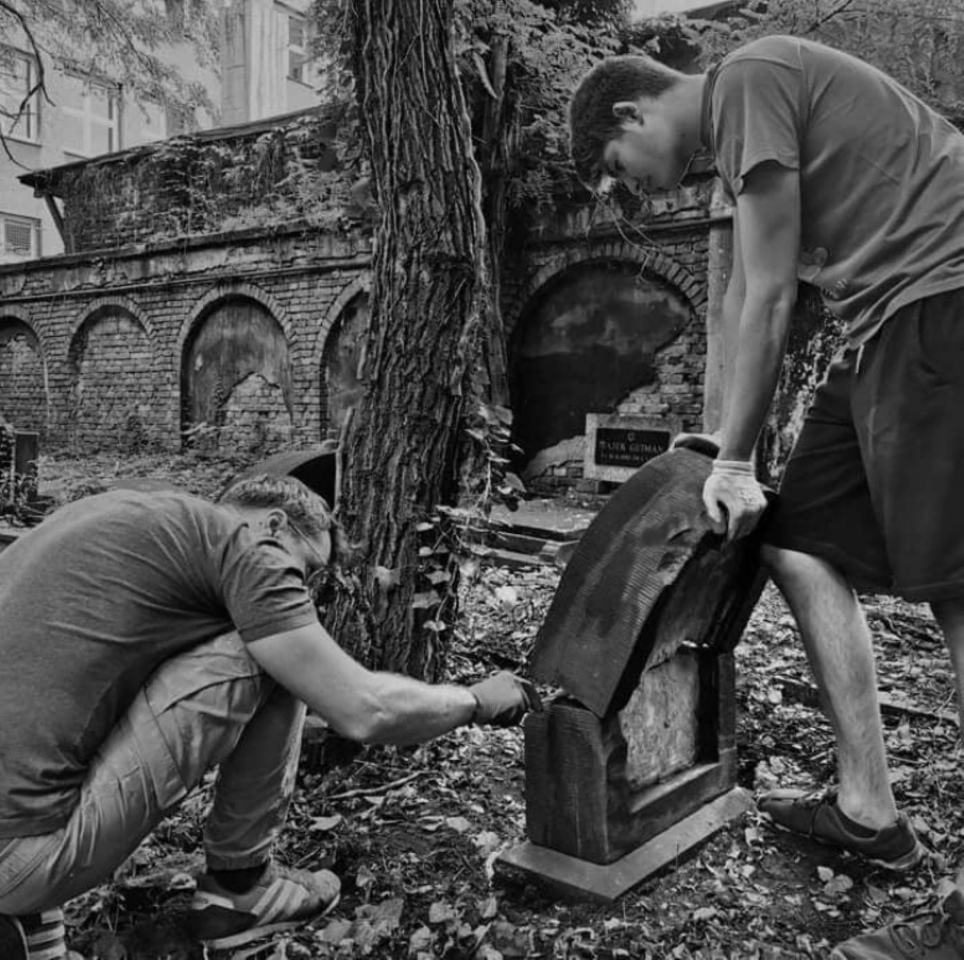 Prace renowacyjne na cmentarzu żydowskim Katowicach, na zdjęciu od lewej: Wawrzyniec Woźniak, Roman Balczarek. Fot. Sławomir Pastuszka, 2021.