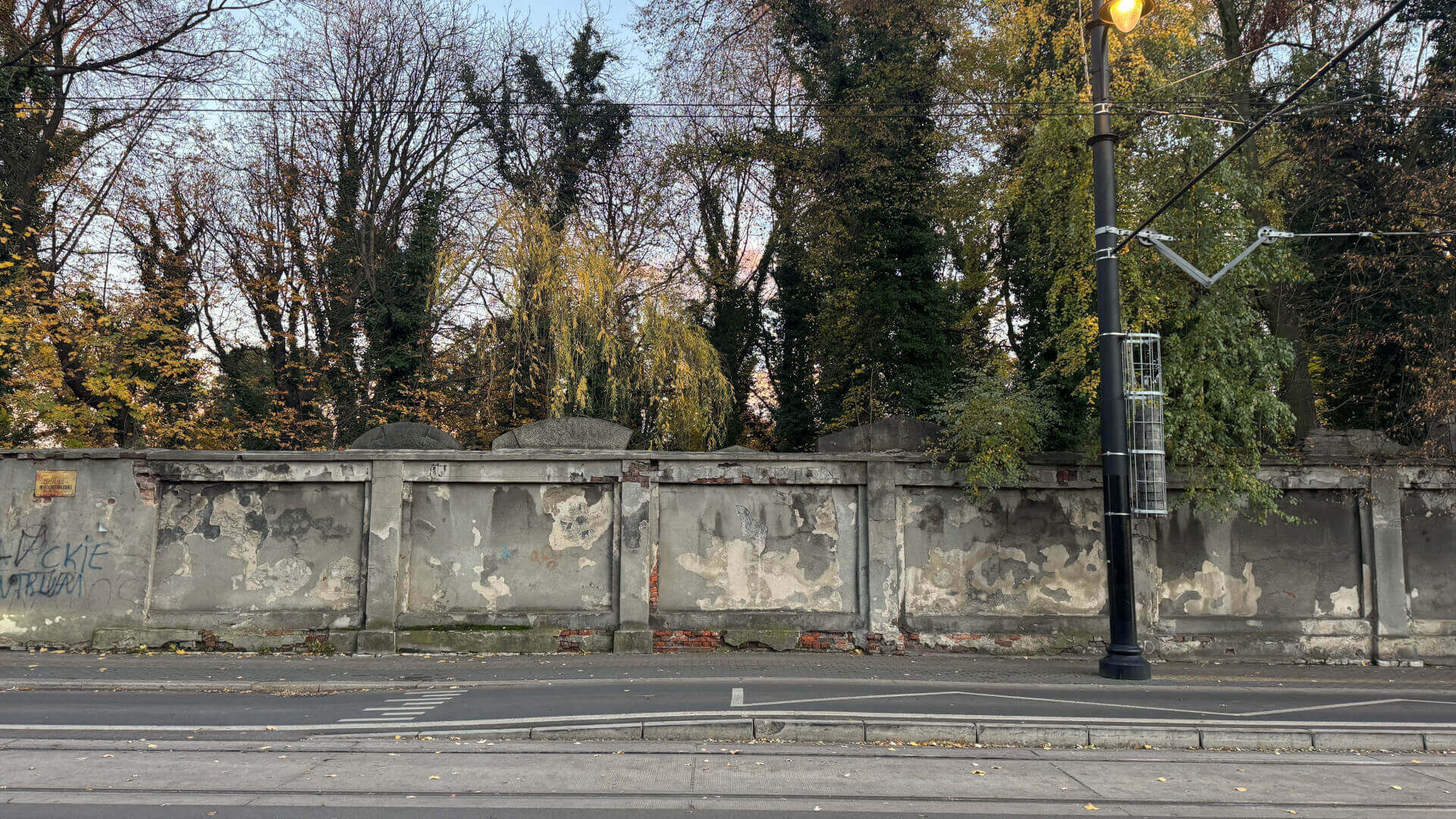 Cmentarz Żydowski w Bytomiu. Za murem