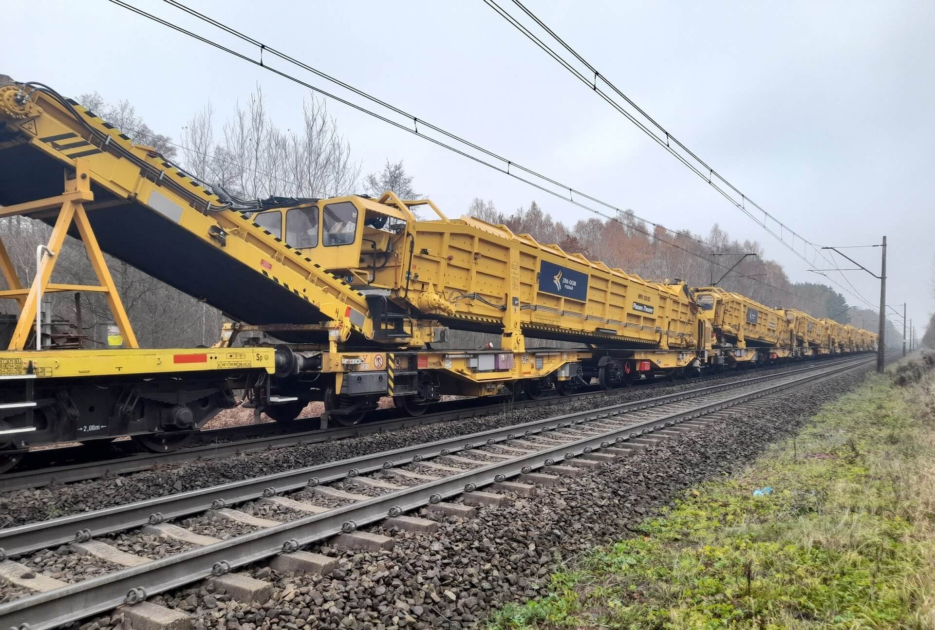 CSM Szlak Zduńska Wola Poddębice - układanie nowych szyn i podkładów przez maszynę