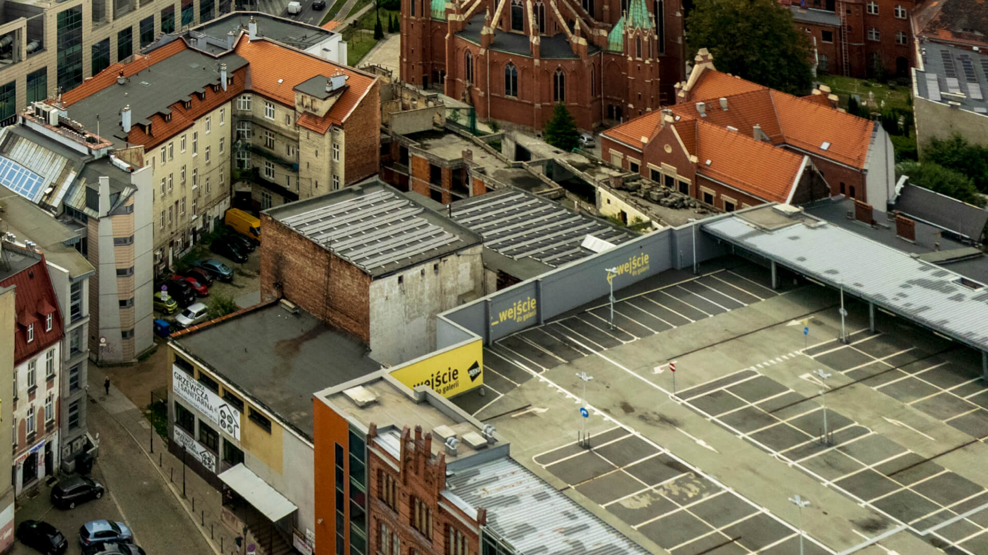 Piszą na nich donosy za imprezy na Rynku. Zrobią więc event na dachu. Nadchodzi Sunset Vibes Roof Party