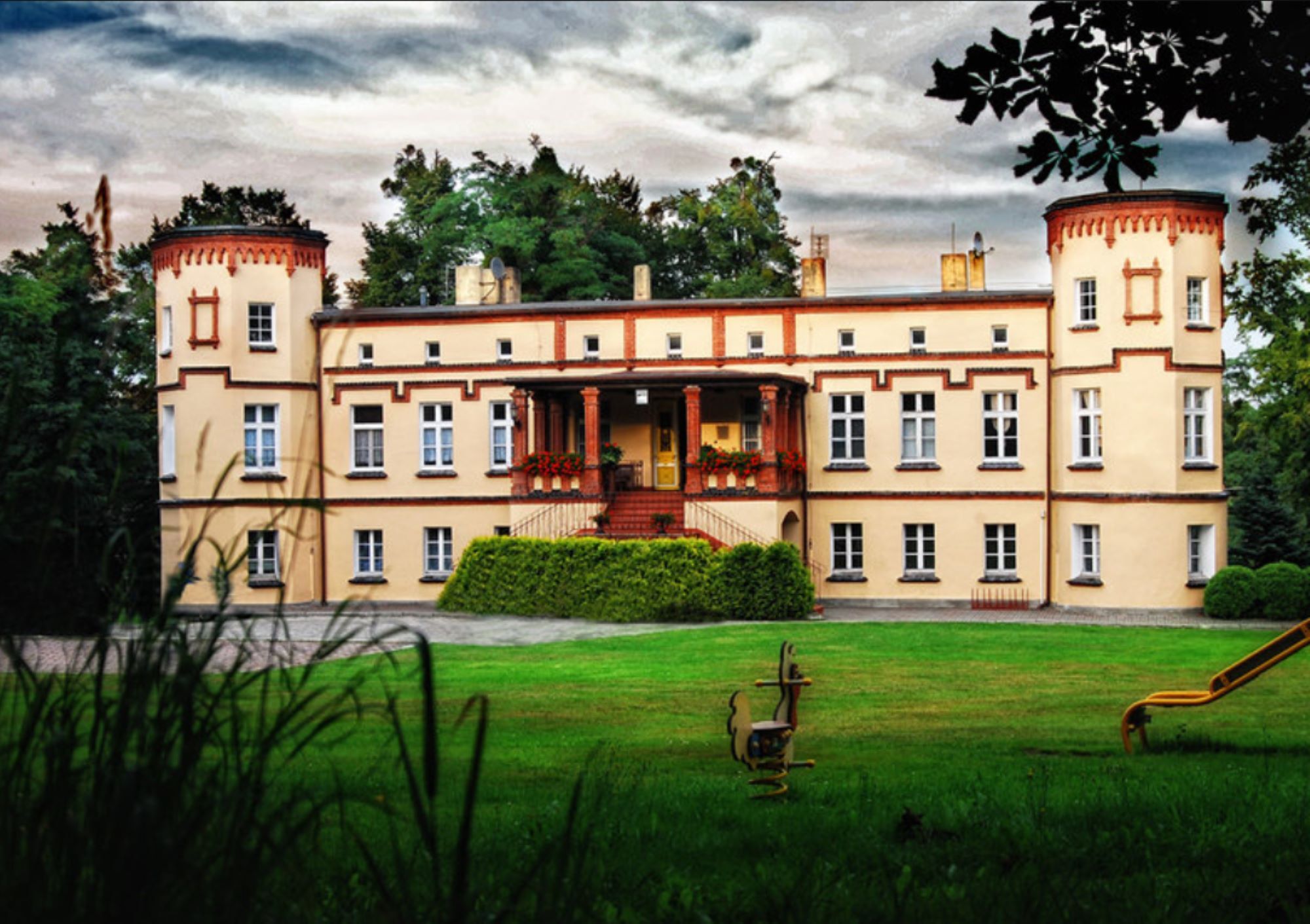 Przebudowany w drugiej połowie XIX wieku dwór w Czernicy - domostwo rodziny von Sacków opisane w utworze Therese Devrient