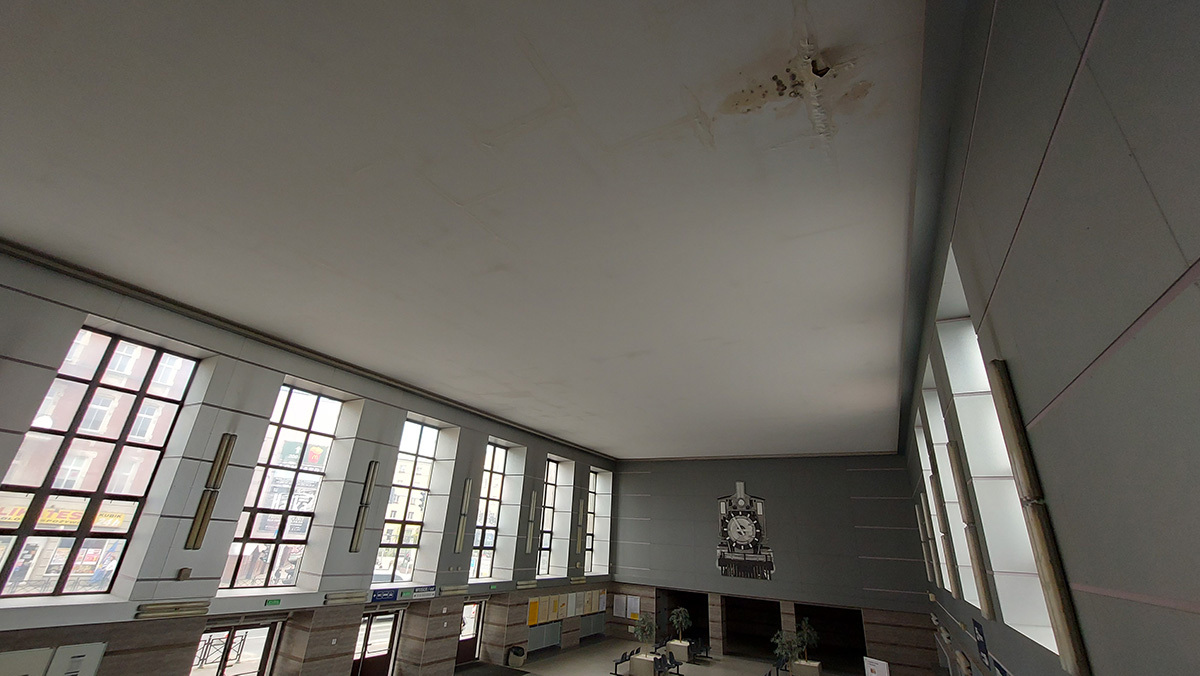 Przeciekający dach dworca PKP w Bytomiu