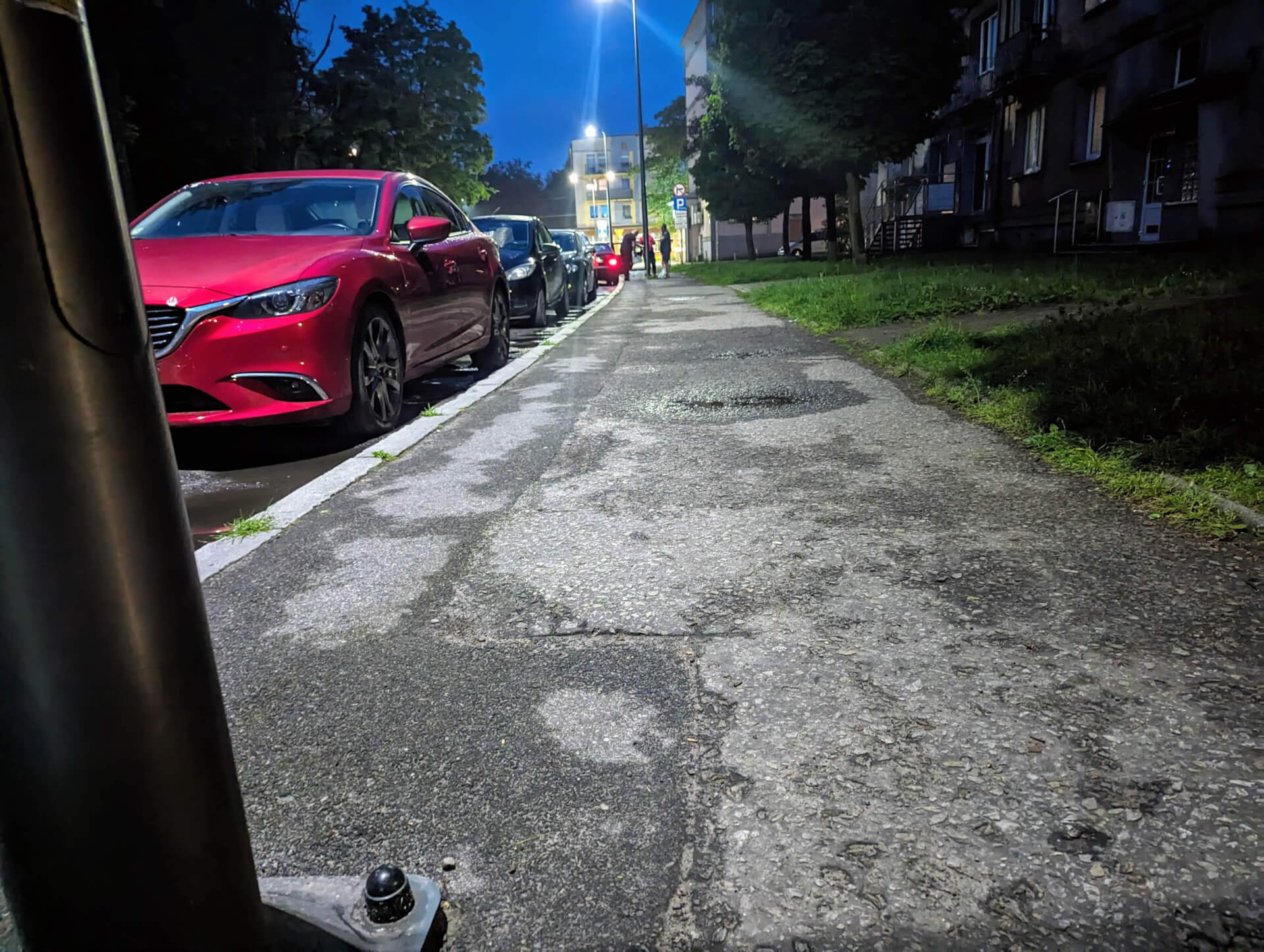 Chodnik przy ulicy Curie-Skłodowskiej w Tychach