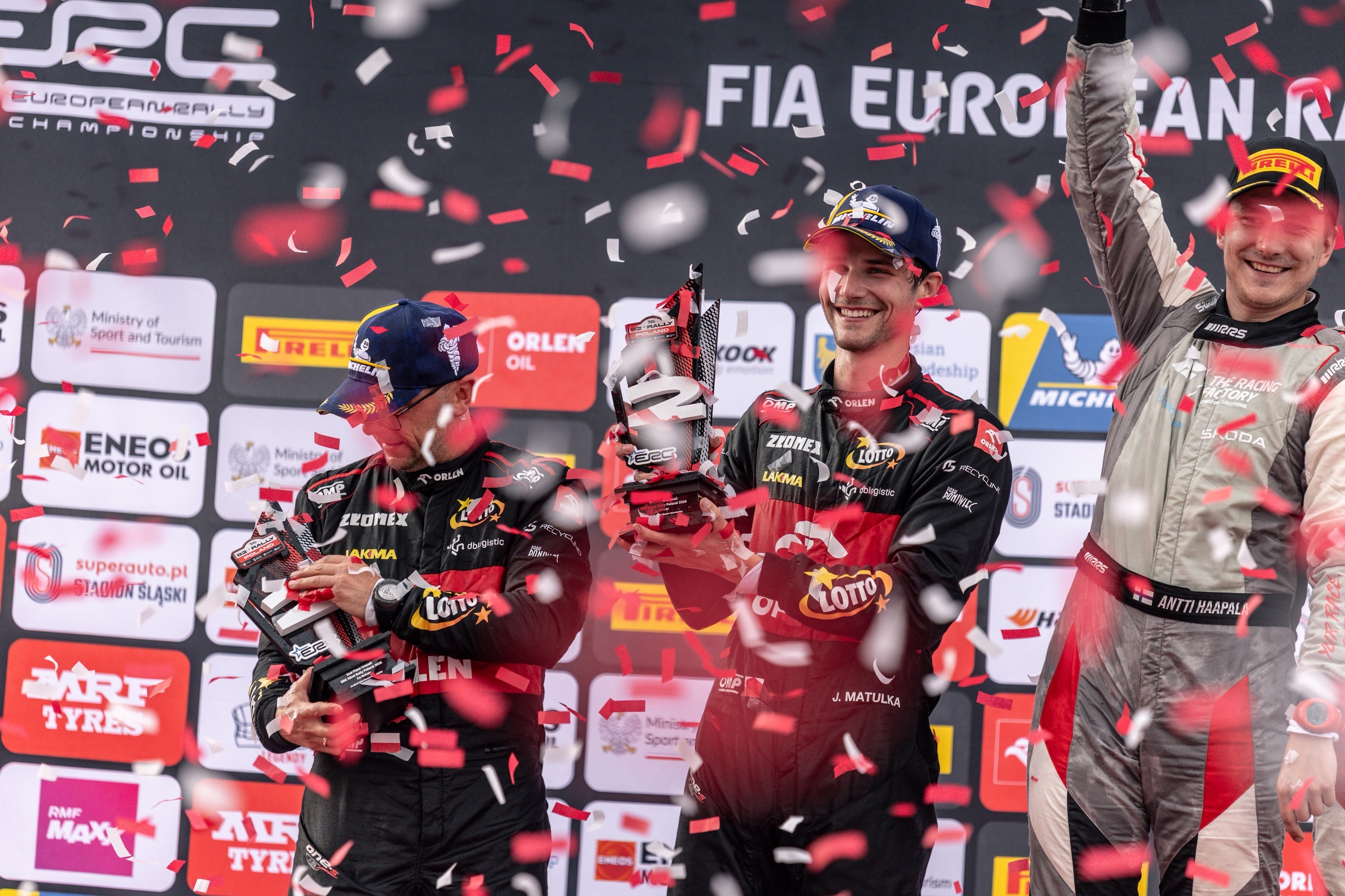Jakub matulka daniel dymurski na podium rajdu fot maciej niechwiadowicz