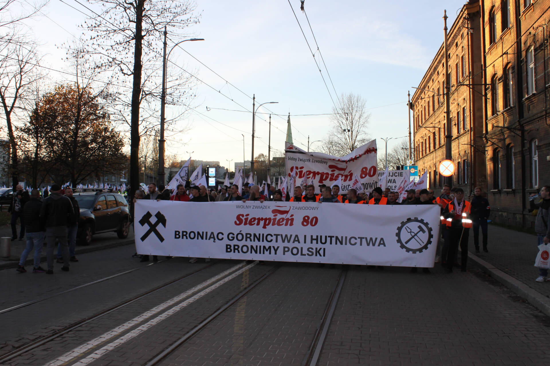 Około 10 tysięcy członków central związkowych z regionu oraz sympatyków wzięło udział w marszu gwiaździstym