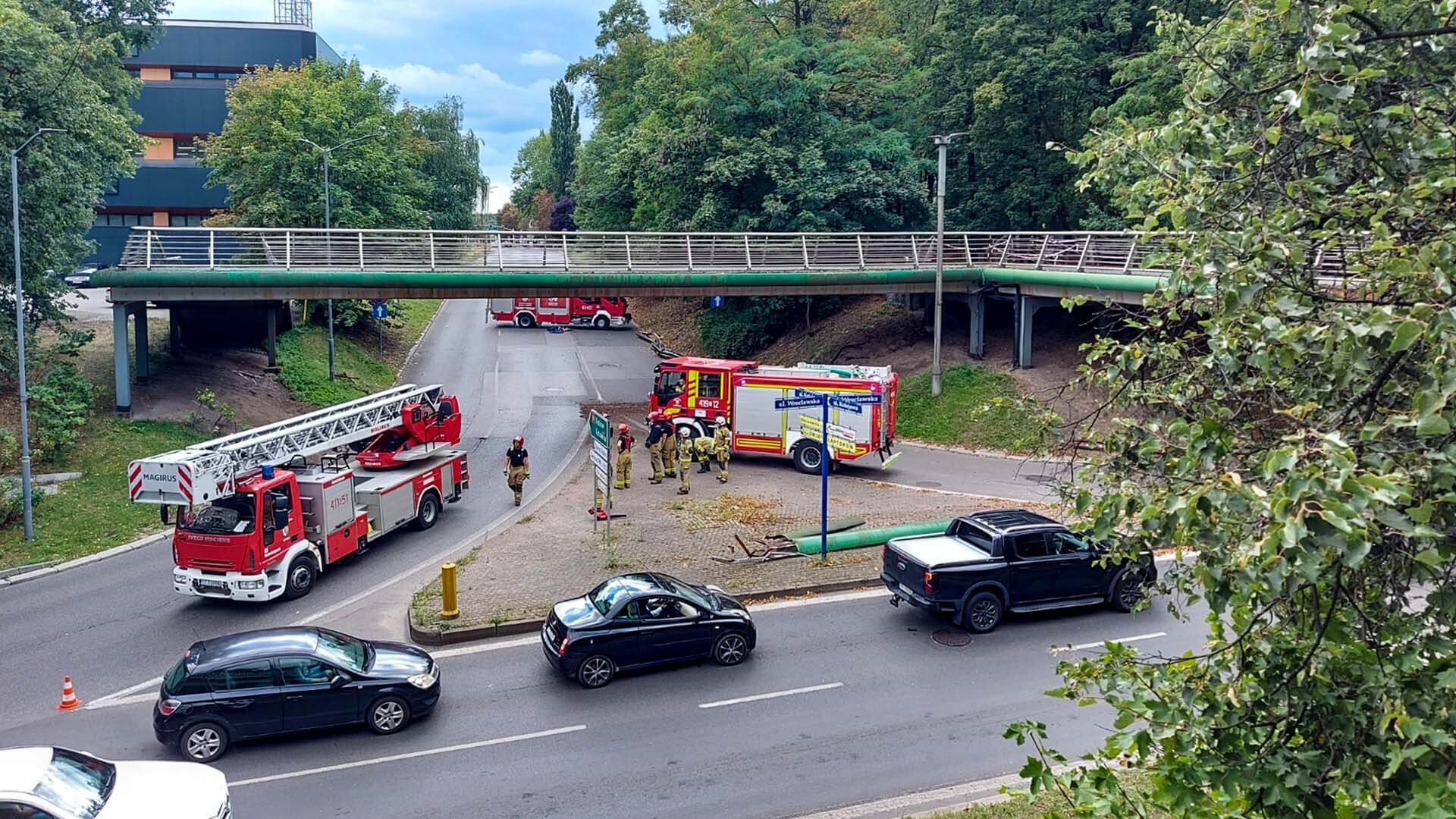 Przyszła wichura i kładka nad Wrocławską się posypała. Kiedy będzie remont?