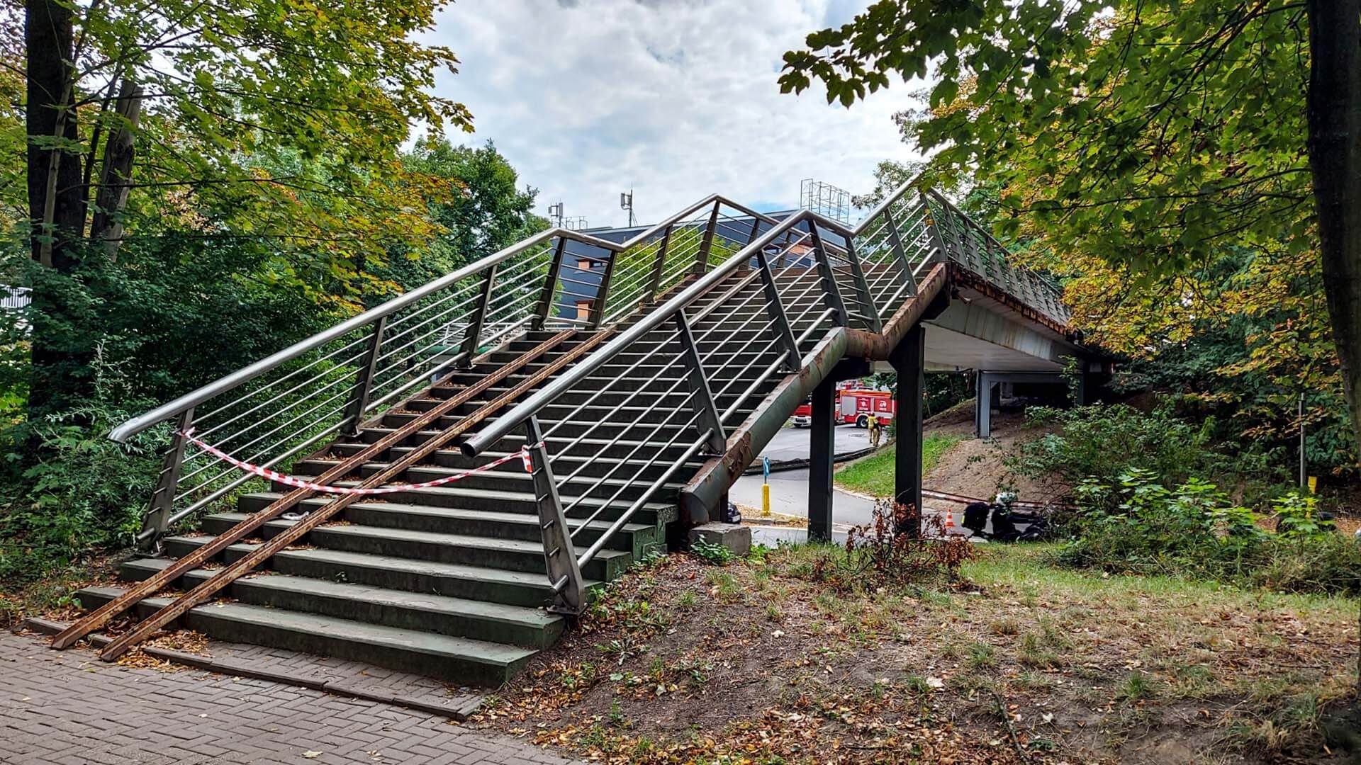 Wejście na kładkę od strony pływalni krytej w Bytomiu