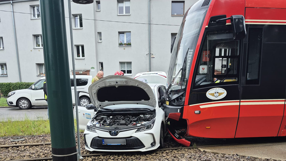 Kolizja taksówki z tramwajem na ul. Tarnogórskiej
