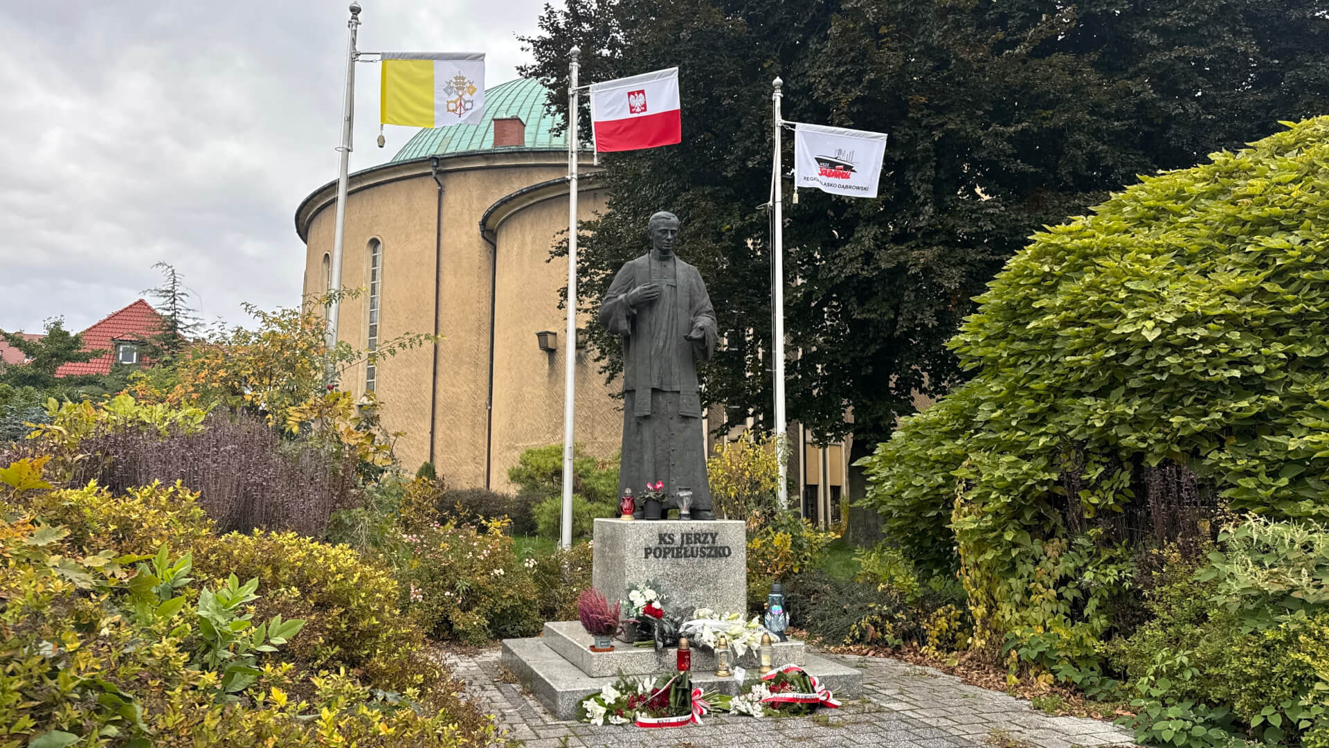 Pomnik Popiełuszki w Bytomiu