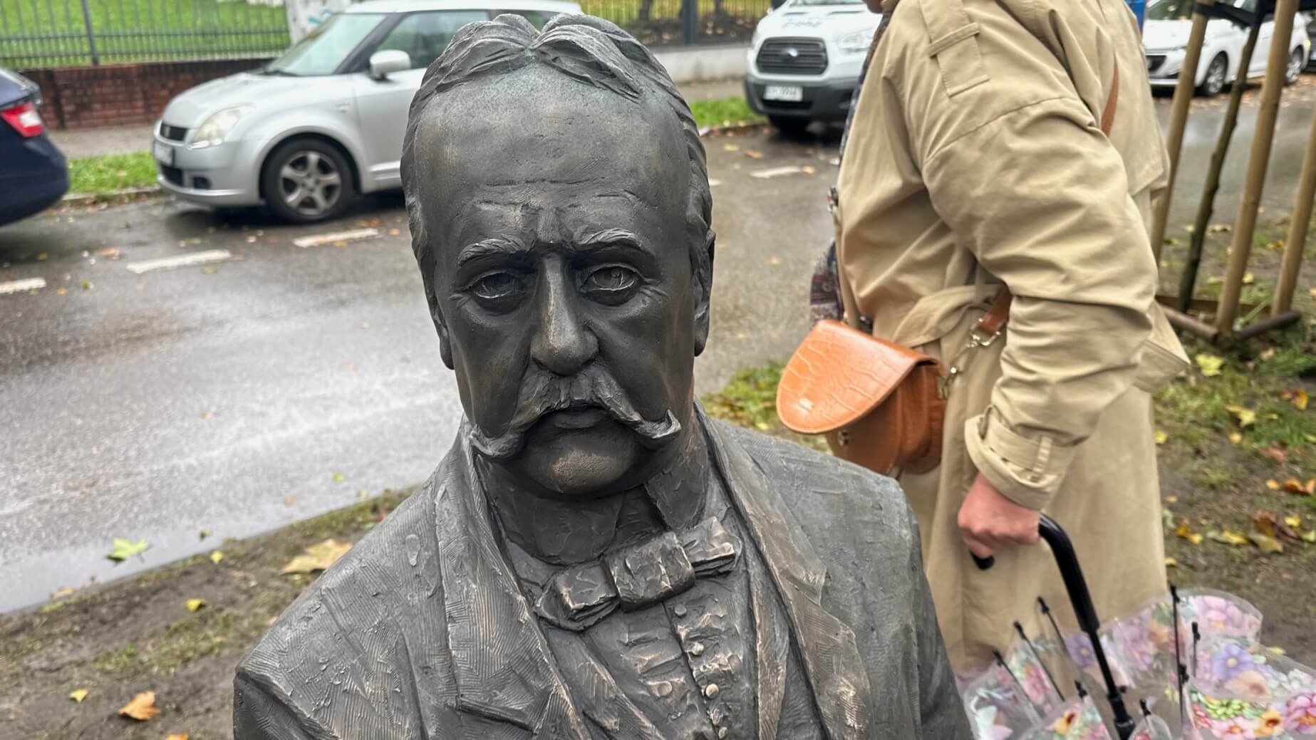 Tak prezentuje się podobizna Brüninga z brązu