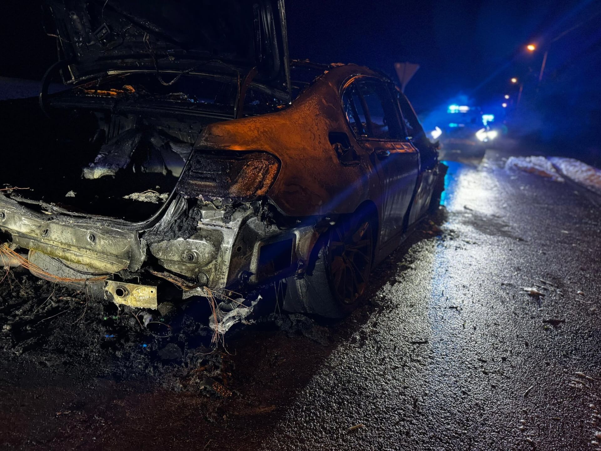 Pożar samochodu w Łubiu