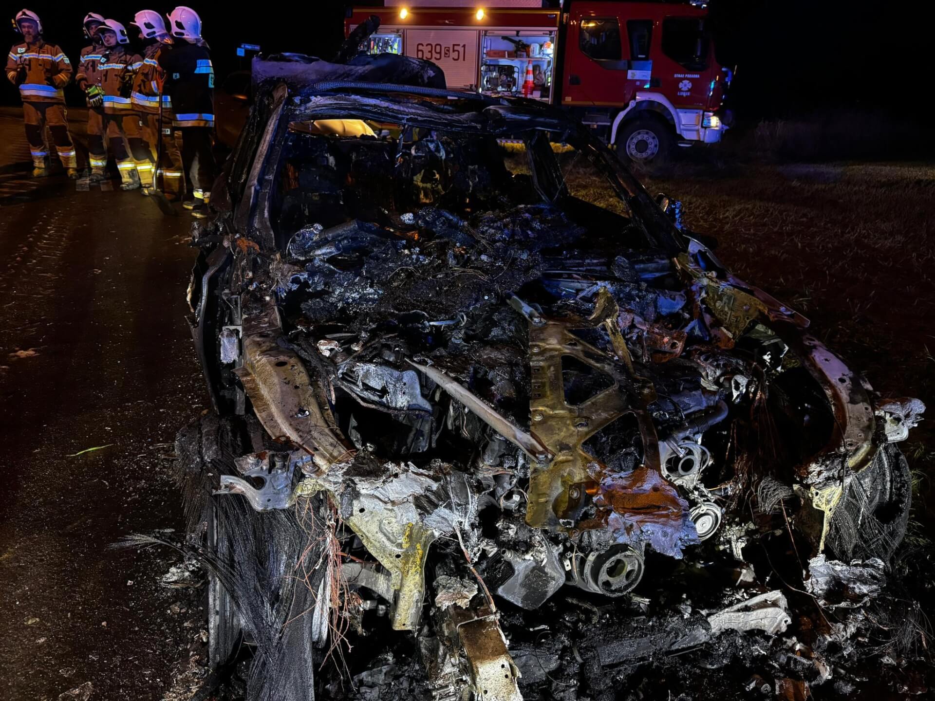 Pożar samochodu w Łubiu