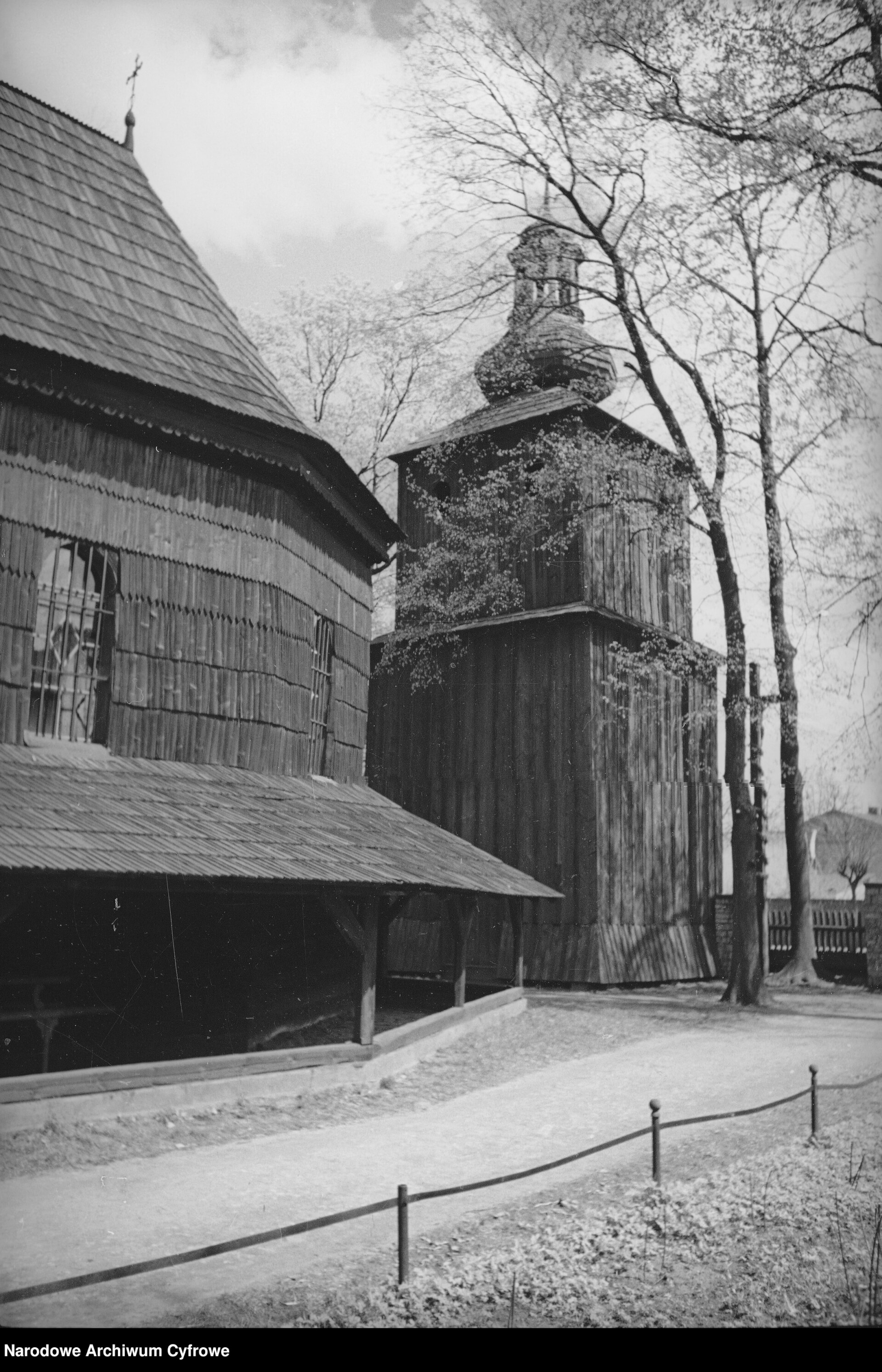 Kościół Świętego Jerzego oraz Wniebowzięcia Najświętszej Maryi Panny, widok zewnętrzny kościoła drewnianego oraz dzwonnicy