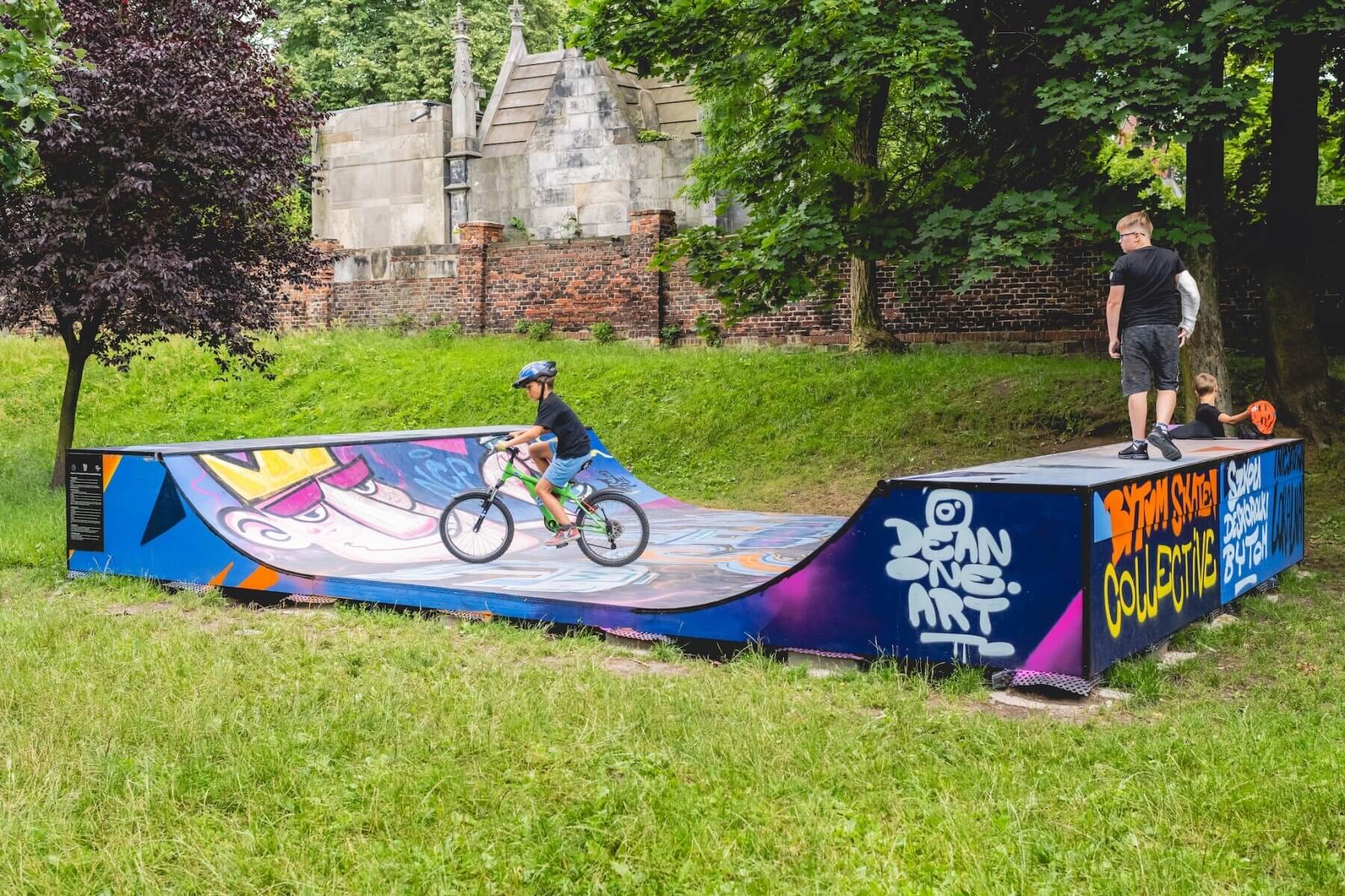 Kolejne miejsce dla skaterów w Bytomiu. Na al. Marka Sienickiego powstała minirampa