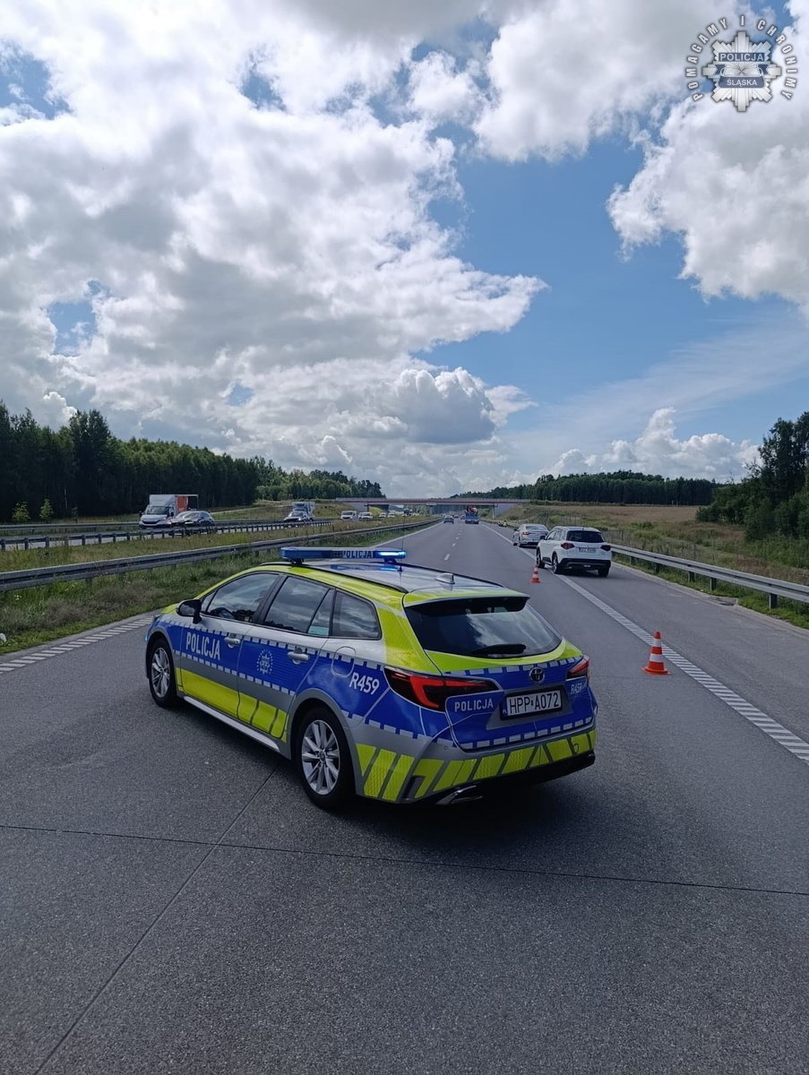 Zdarzenie drogowe na A1 na wysokości Woźnik. 43-letni motocyklista przewieziony do szpitala
