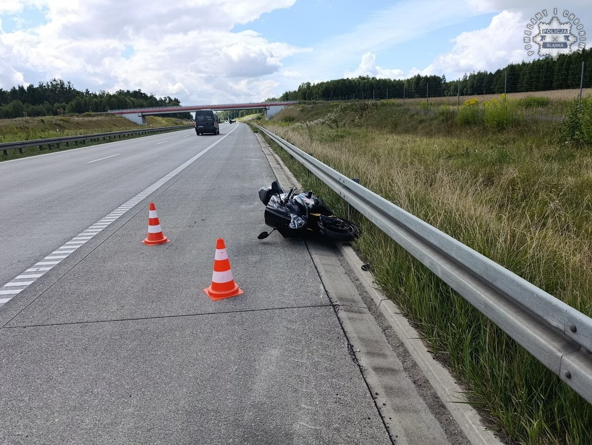 Zdarzenie drogowe na A1 na wysokości Woźnik. 43-letni motocyklista przewieziony do szpitala
